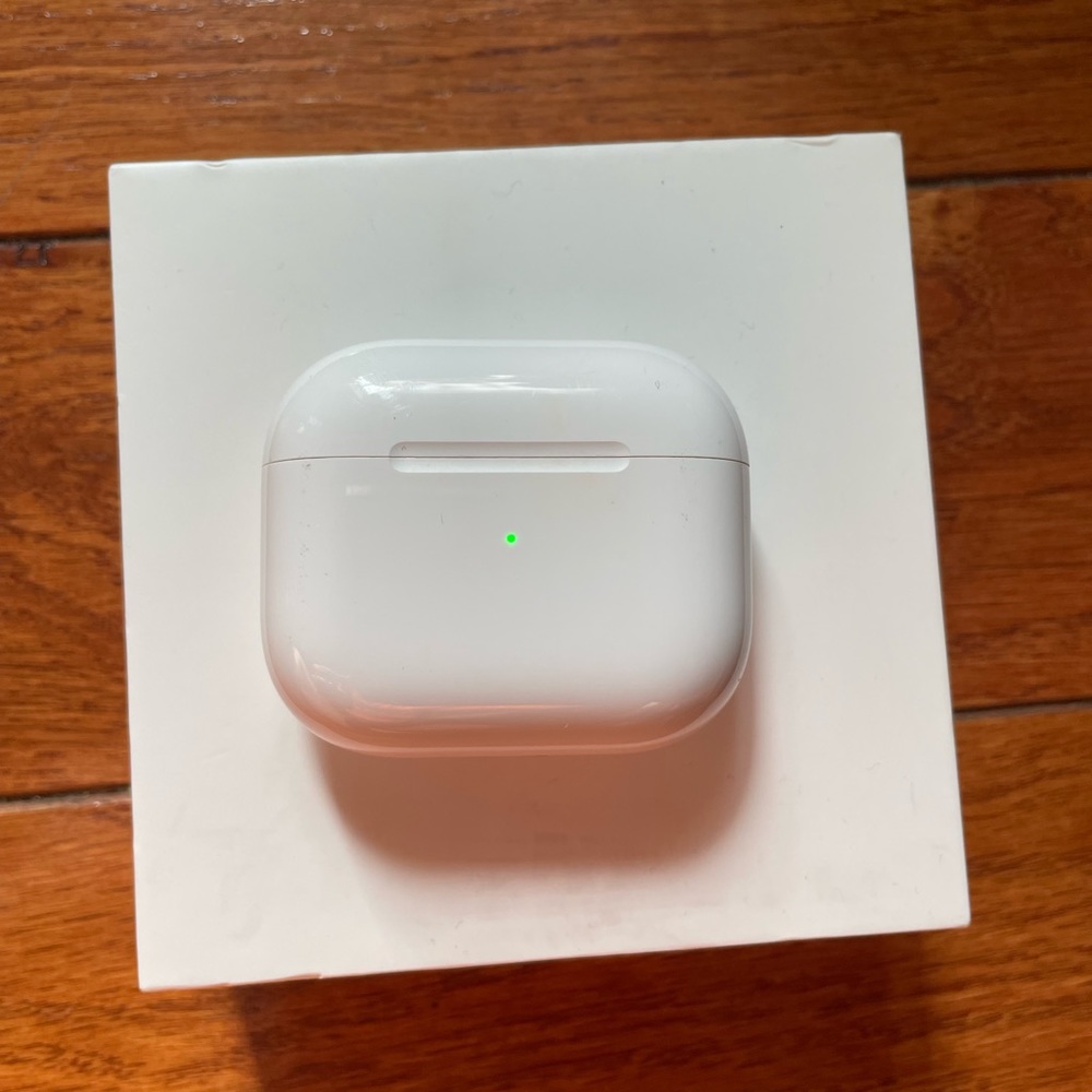 AirPod pros - Picture 3 of 7